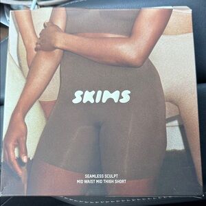 SKIMS Seamless Sculpt Mid Waist Shorts - Dark Brown / Clay